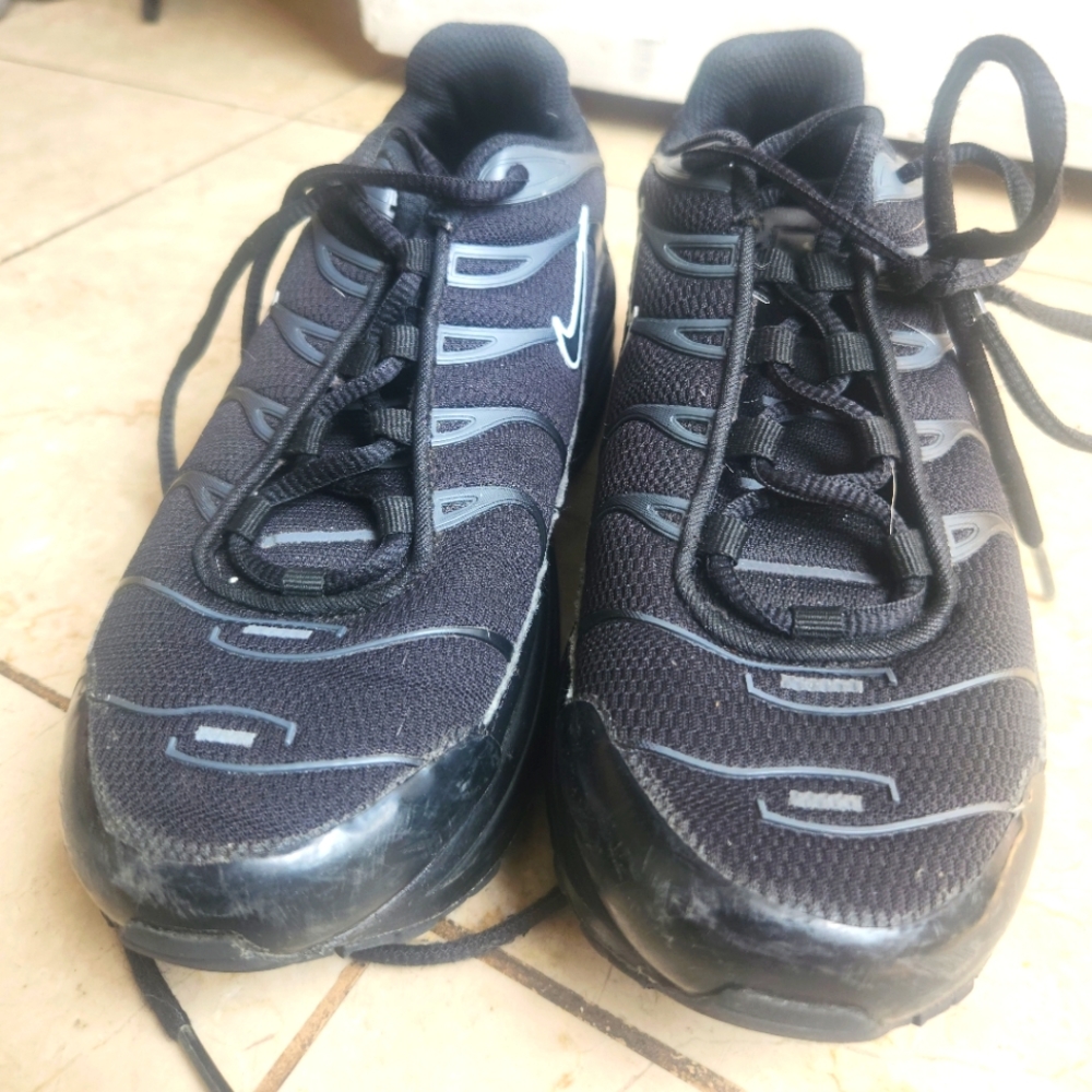Tennis shoes